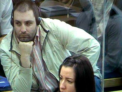 José Emilio Suárez Trashorras, separado durante la sesión de ayer de su ex esposa, Carmen Toro, por el cristal blindado.