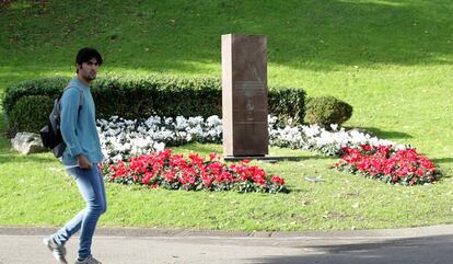 Monolito en homenaje a las víctimas del terrorismo en el parque de Doña Casilda de Bilbao. Es uno de los menos afectados por el paso del tiempo y la dejadez de la Administración, aunque también está algo decolorado.