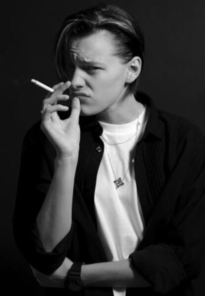 Erika Linder, caracterizada como un joven Leo DiCaprio para la edición de 2011 de la revista Candy.