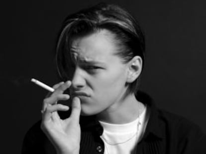 Erika Linder, caracterizada como un joven Leo DiCaprio para la edición de 2011 de la revista Candy.