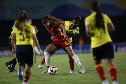 Caicedo trata de arrebatarle la pelota a Irene López.