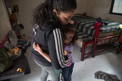 Valeria González ayuda a su hija Liz a ponerse de pie en la habitación donde viven sin baño ni agua corriente. Liz sufre discapacidad múltiple. Ecatepec, Estado de México.