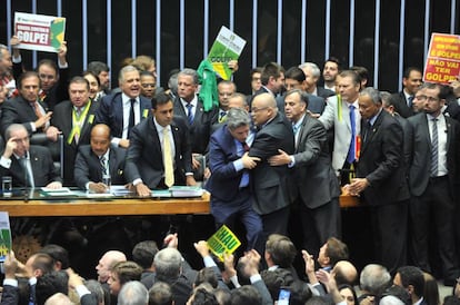 Tumulto entre os deputados, neste domingo.