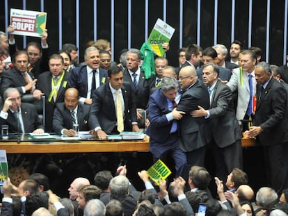 Tumulto entre os deputados, neste domingo.