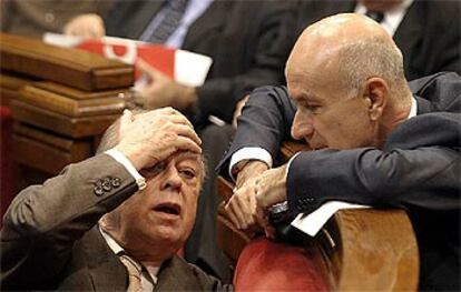 Jordi Pujol conversando ayer en el Parlament con el secretario general de CiU, Josep Antoni Duran Lleida.