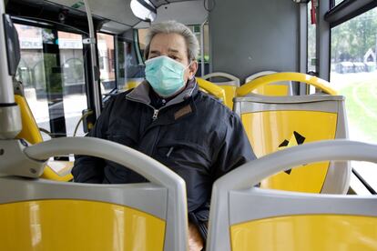 Un viajero se protege con una mascarilla en un autobús urbano de Vitoria.