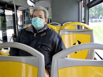 Un viajero se protege con una mascarilla en un autobús urbano de Vitoria.
