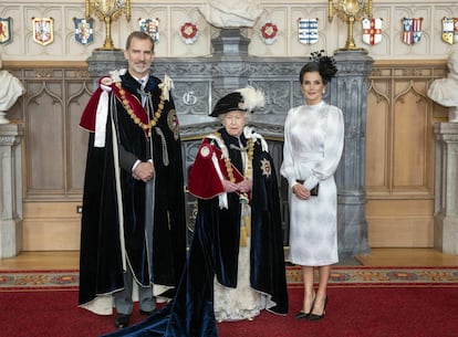 La reina británica Isabel II con el rey Felipe VI de España y su esposa, la reina Letizia, en el Salón de San Jorge, en el Castillo de Windsor, Inglaterra, después de que el Rey fuera investido como Caballero de la Jarretera.
