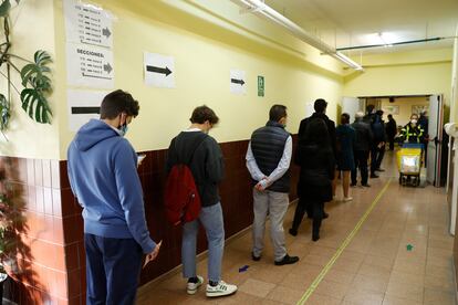 Colas para votar en las elecciones celebradas el año pasado en Madrid.