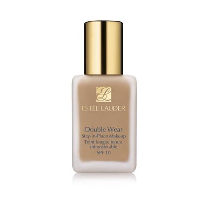 Double Wear de Estée Lauder. La única base de maquillaje del ranking lleva en el mercado desde 1997 y se vende a razón de un bote por minuto en España. ¿Las razones? "Dura 24 horas, no mancha la ropa, unifica el tono y está disponible en 50 tonalidades", aseguran desde Estée Lauder Companies.