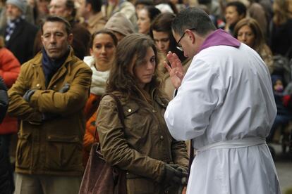 Una joven se confiesa antes de la misa celebrada en Colón con motivo de la festividad de "la Santísima Trinidad" celebrada en Colón.
