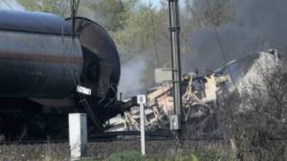 Cerca de 300 personas fueron evacuadas hoy entre las localidades de Schellebelle y Wetteren, norte de Blgica, despus de descarrilar un tren de mercancas e incendiarse varios de sus vagones que transportaban sustancias qumicas inflamables, un accidente en el que no se produjeron heridos.