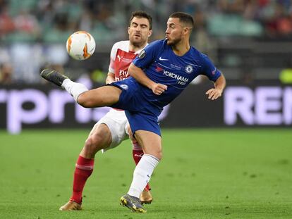 Hazard trata de controlar un balón ante Sokratis durante la final de la Europa League.