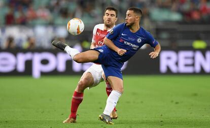 Hazard trata de controlar un balón ante Sokratis durante la final de la Europa League.