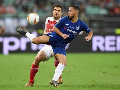 Hazard trata de controlar un balón ante Sokratis durante la final de la Europa League.