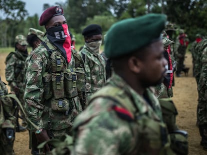 Guerrilleros del ELN se forman en un pueblo del departamento de Chocó, Colombia