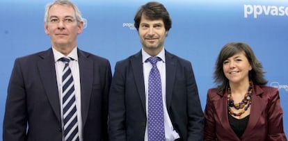 Javier Ruiz, en el centro, este viernes en Bilbao junto a Nera Llanos y Antón Damborenea.