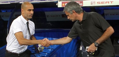 Guardiola da la mano a Mourinho en el partido de ida de Supercopa