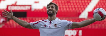 Llorente, en su presentaci&oacute;n como jugador del Sevilla. 