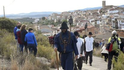 Los peregrinos a la salida de Les Useres.