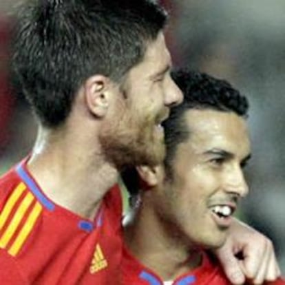 El centrocampista de la selección española Xabi Alonso,  felicitado por Pedro