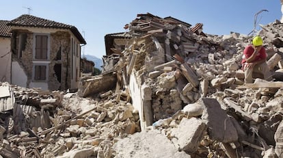 Edificios derribados en Amatrice tras el terremoto del mi&eacute;rcoles.