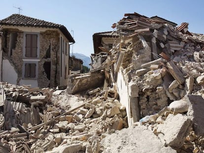 Edificios derribados en Amatrice tras el terremoto del mi&eacute;rcoles.
