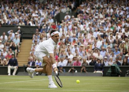 Federer, en acción contra Djokovic, en la final de Wimbledon.