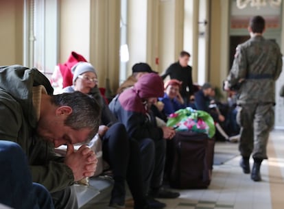 Decenas de personas esperan para coger un tren a Ucrania en la estación de Przemysl, Polonia, para combatir o reunirse con sus familias.