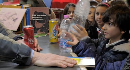 Niños reciclan y reciben libros a cambio en una librería de Sorrento (Italia).