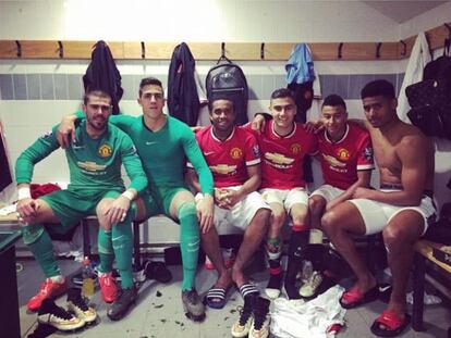 Víctor Valdés junto a sus compañeros del sub21 del Manchester United. 