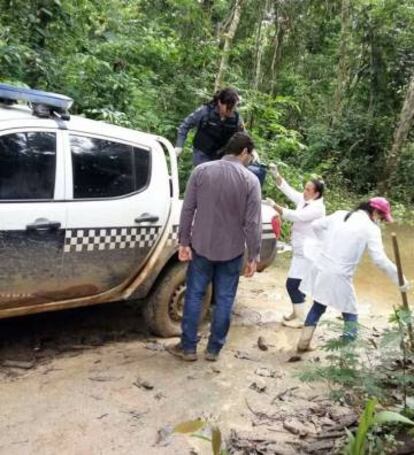 Foto fornecida pela Pol&iacute;cia Civil de Colniza mostra o trabalho de remo&ccedil;&atilde;o dos corpos. 