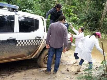 Foto fornecida pela Pol&iacute;cia Civil de Colniza mostra o trabalho de remo&ccedil;&atilde;o dos corpos. 