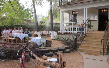 Terraza de la cantina mexicana Papi Tino’s, en Austin (Texas).