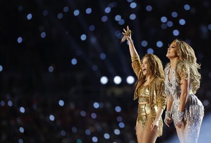 La cantante colombiana Shakira y la cantante estadounidense Jennifer Lopez saludan al público en el intermedio de la LIV Super Bowl en el Hard Rock Stadium de Miami Gardens, Florida.