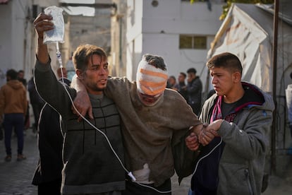 Un hombre herido es trasladado al hospital Al Ahli tras los bombardeos israelíes sobre la Ciudad de Gaza, este martes.