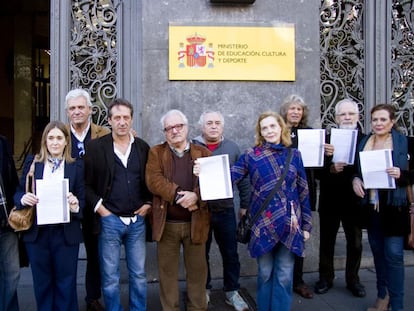 Artistas manifest&aacute;ndose en el Ministerio de Cultura el pasado noviembre. 