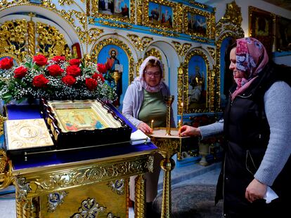 La rusa Liubov junto a la ucrania Tatiana en la iglesia ortodoxa de Torrevieja, este martes.