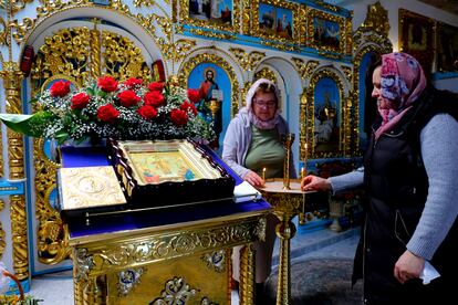 La rusa Liubov junto a la ucrania Tatiana en la iglesia ortodoxa de Torrevieja, este martes.