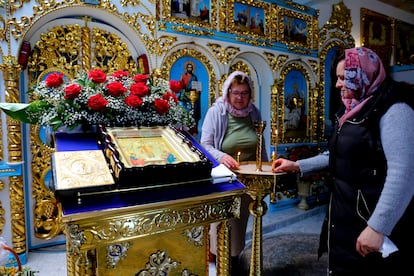 La rusa Liubov junto a la ucrania Tatiana en la iglesia ortodoxa de Torrevieja, este martes.