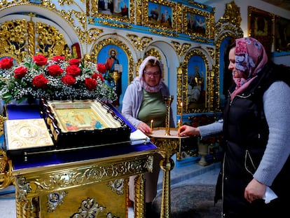 La rusa Liubov junto a la ucrania Tatiana en la iglesia ortodoxa de Torrevieja, este martes.