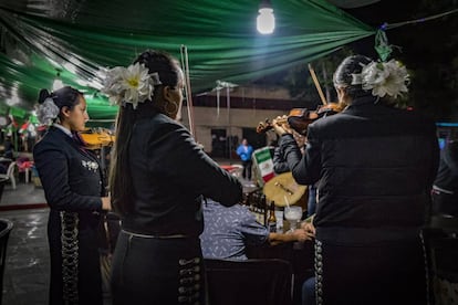 Tres mujeres mariachi tocan en la Plaza Garibaldi.