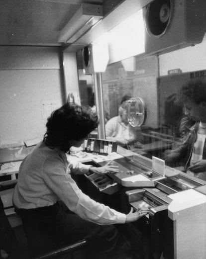 El 27 de octubre de 1983, Rosa Frutos trabaja en la estación de plaza Castilla, en el interior de uno de los 16 prototipos de taquilla anti-atracos en pruebas en el Metro de Madrid. Las taquilleras serán las encargadas de indicar las ventajas e inconvenientes de cada modelo.