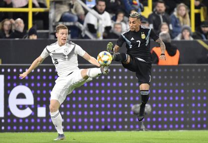 Halstenberg, a la izquierda y Pereyra pugnan por el balón.