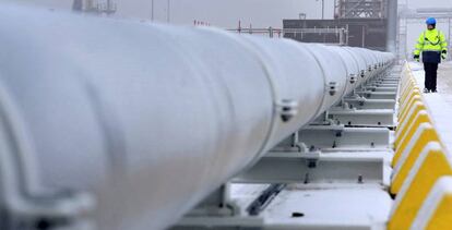 Imagen de una tubería de gas en la terminal regasificadora de Wilhelmshaven, Alemania.