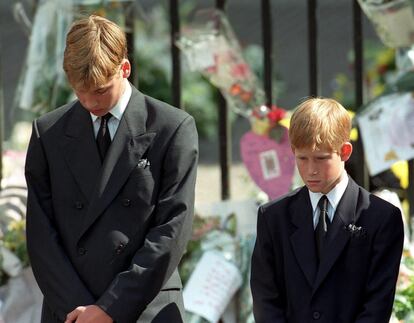 Guillermo y Enrique de Inglaterra, en el funeral de su madre, la princesa Diana de Gales, en Londres, el 6 de septiembre de 1997.