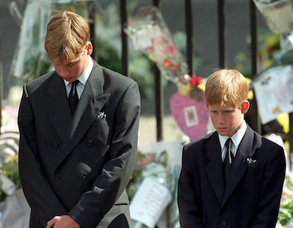 Guillermo y Enrique de Inglaterra, en el funeral de su madre, la princesa Diana de Gales, en Londres, el 6 de septiembre de 1997.