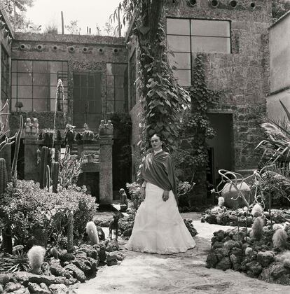 El libro con las imágenes de Freund es una oportunidad para acercarse al refugio más personal de Kahlo. Aunque con Rivera vivió en otras partes del mundo, la casa azul siempre será el enclave más personal y creativo de la artista. Allí firmaría su última obra con ese legendario Viva la vida. Coayacán. 1954. México.