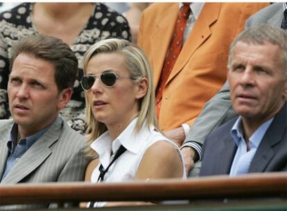 El presentador Patrick Poivre d&#39;Arvor, a la derecha, junto a su sucesora Laurence Ferrari y su marido, Thomas Hugues, en 2005, en Roland Garros.