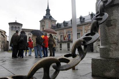 Varias personas participan en una visita turística por las calles de Madrid.